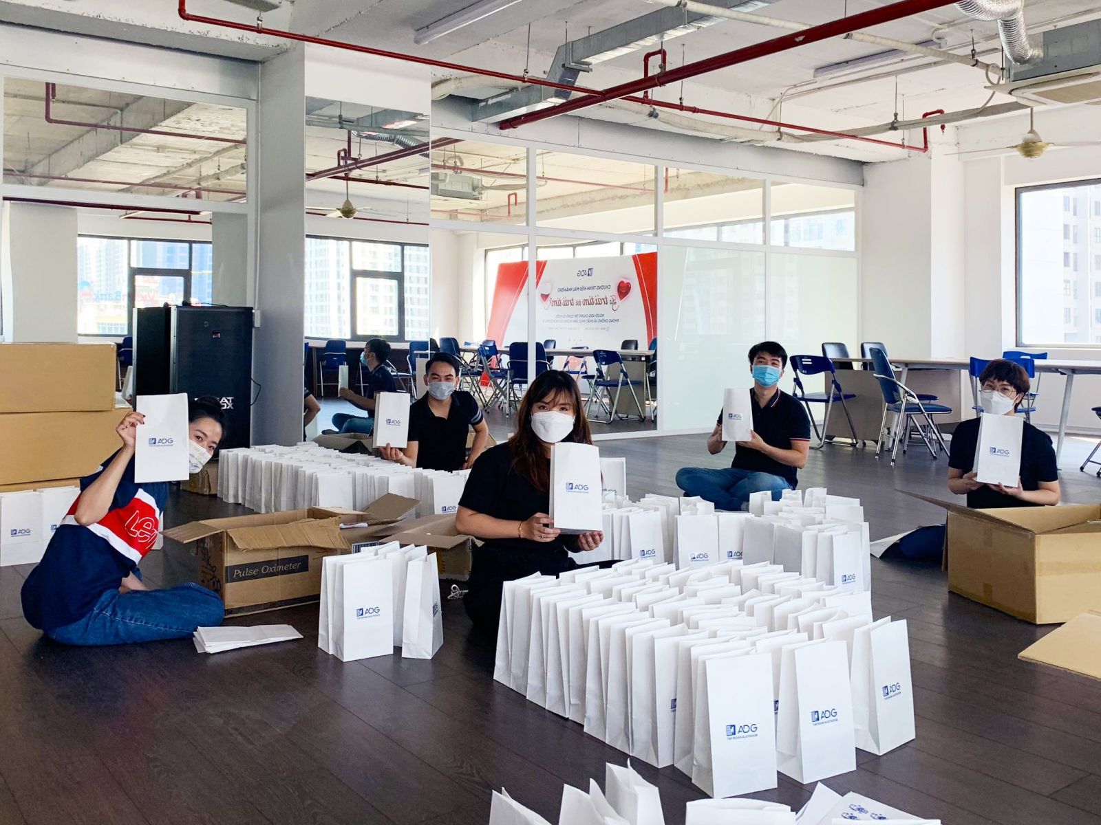 Hàng ngàn phần quà kịp thời và ý nghĩa từ Tập đoàn Austdoor mùa dịch covid