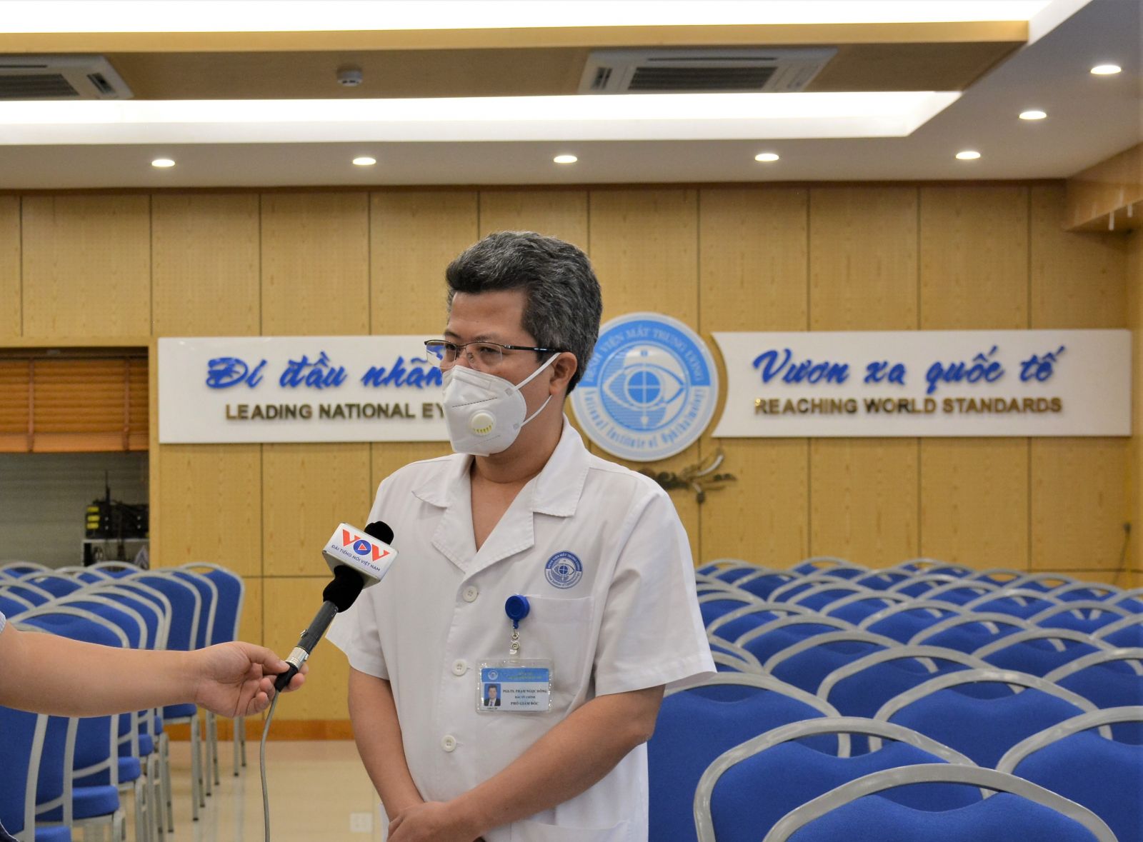 Hơn 100 suất quà từ Austdoor tiếp sức Y, Bác sĩ xung phong vào 