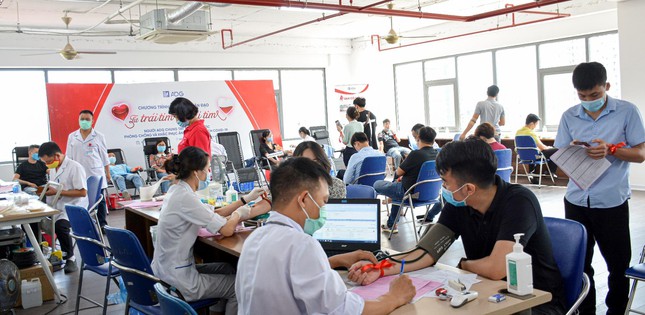 CBNV Austdoor tham gia hiến máu 